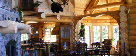 Interrieur maison en rondins de bois